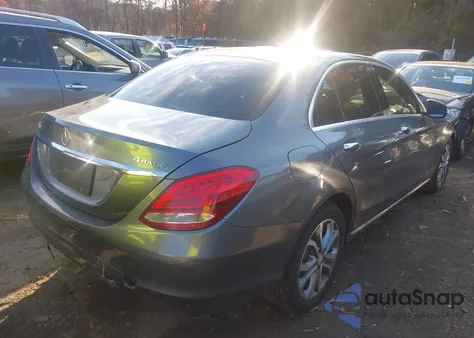 2017 Mercedes-Benz C 300 4Matic z USA, uszkodzony, nr VIN 55SWF4KB1HU184388